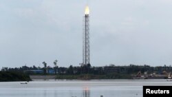 A gas flare emits from an oil flow station near the village of Gbarantoru on the creek of river Nun, in Yenagoa in Nigeria's Delta region, May 18, 2016.