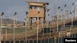 Salah satu menara pengawas di penjara militer AS di Teluk Guantanamo, Kuba.