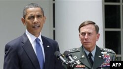 Prezident Barak Obama Afg'onistondagi xalqaro koalitsiyaning yangi qo'mondoni general Devid Petreus bilan, 23-iyun, 2010