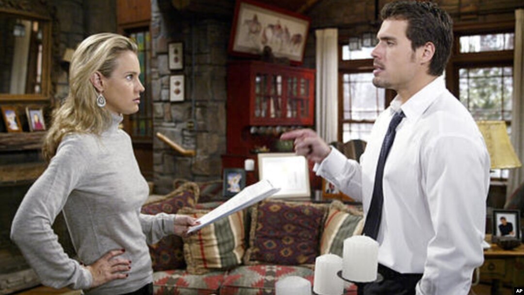 Joshua Morrow (kanan) dan Sharon Case sedang berlatih untuk pengambilan opera sabun 'The Young and the Restless', yang pertama kali ditayangkan Maret 1973, dan sampai sekarang masih bertahan. 