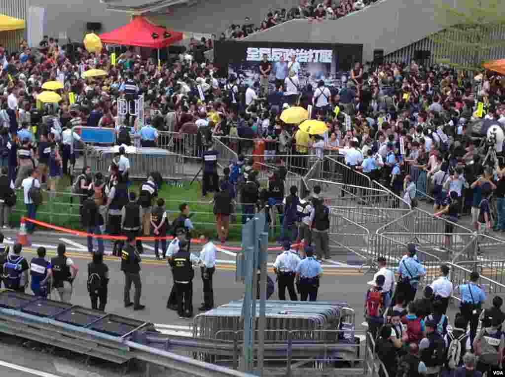 港人重返政總紀念雨傘運動一周年（美國之音海彥拍攝） 