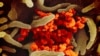 美国国立过敏与传染病研究所从一个美国病人身上分离出来的导致新冠病毒的SARS-CoV-2病毒（橙色）。 