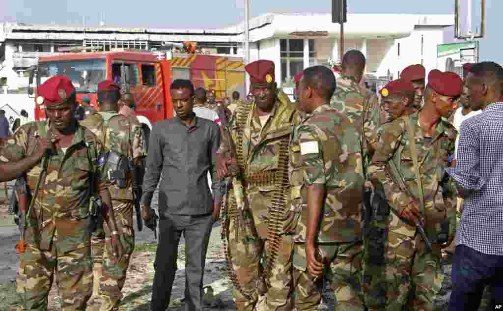 Des soldats somaliens sécurisent la scène du crime après l&#39;explosion d&#39;une voiture piégée près du Parlement, à Mogadiscio, en Somalie, le 25 mars 2018.