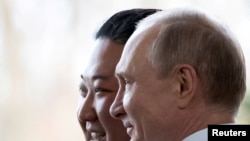 Presiden Rusia Vladimir Putin dean pemimpin Korea Utara Kim Jong Un berpose untuk foto dalam pertemuan di Vladivostok, Rusia, pada 25 April 2019. (Foto: Pool via Reuters/Alexander Zemlianichenko)