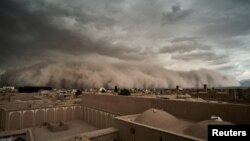 Badai pasir mendekat di Yazd, Iran, 16 April 2018 dalam gambar ini diperoleh dari media sosial. (Foto: Reuters)