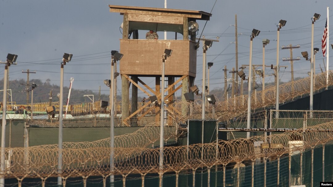 Salah satu menara pengawas di penjara militer AS di Teluk Guantanamo, Kuba.