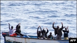 Raport i ri: Bie numri i rrëmbimeve të suksesshme nga piratët somalezë