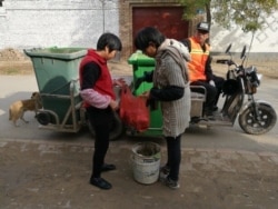 Chen Liwen teaches a villager in Xicai, her hometown, how to properly sort her garbage, Nov. 2018, (Courtesy: Chen Liwen, Founder of Zero Waste Village (China))