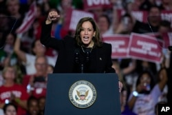 Calon presiden dari Partai Demokrat, Wakil Presiden Kamala Harris, berpidato di sebuah acara kampanye pada 30 Oktober 2024, di Madison, AS. (Foto: AP)