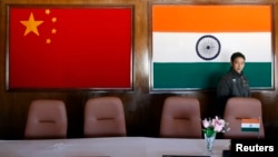 资料照：中印军事指挥官在两国边界邦拉山口举行会议的会议室墙上悬挂的中印国旗。