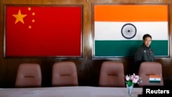 资料照片：中印军事指挥官在两国边界邦拉山口举行会议的会议室墙上悬挂的中印国旗。(2009年11月11日)