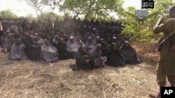 Dalam foto yang diambil dari video tertanggal 12/5/2014 ini terlihat para anak perempuan yang didiculik Boko Haram. Hingga saat ini 219 anak yang diculik itu dilaporkan belum kembali. 