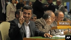Presiden Iran Mahmoud Ahmadinejad dalam rapat di Markas Besar PBB di New York (24/9). Ahmadinejad dijadwalkan akan menyampaikan pidatonya hari ini di hadapan majelis Sidang Umum PBB.