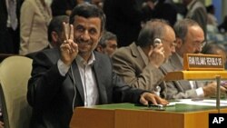 El presidente iraní Mahmoud Ahmadineyad saluda durante una reunión de alto nivel en Naciones Unidas, este lunes 24 de septiembre de 2012.