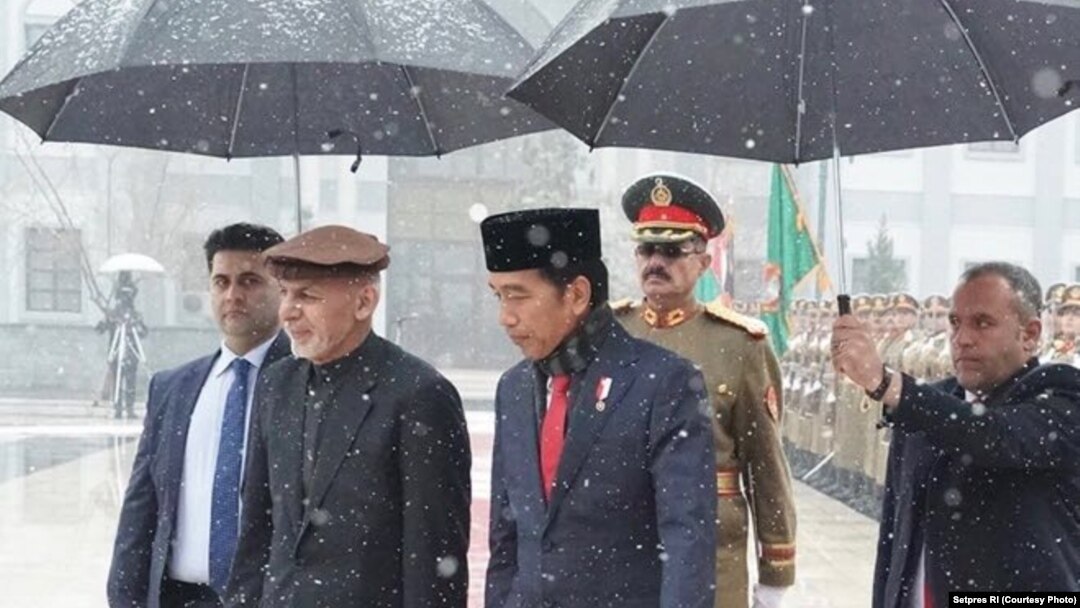 Presiden Jokowi disambut Presiden Afghanistan Ashraf Ghani dalam kunjungannya baru-baru ini ke Kabul.