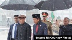 Presiden Jokowi disambut Presiden Afghanistan Ashraf Ghani dalam kunjungannya baru-baru ini ke Kabul.