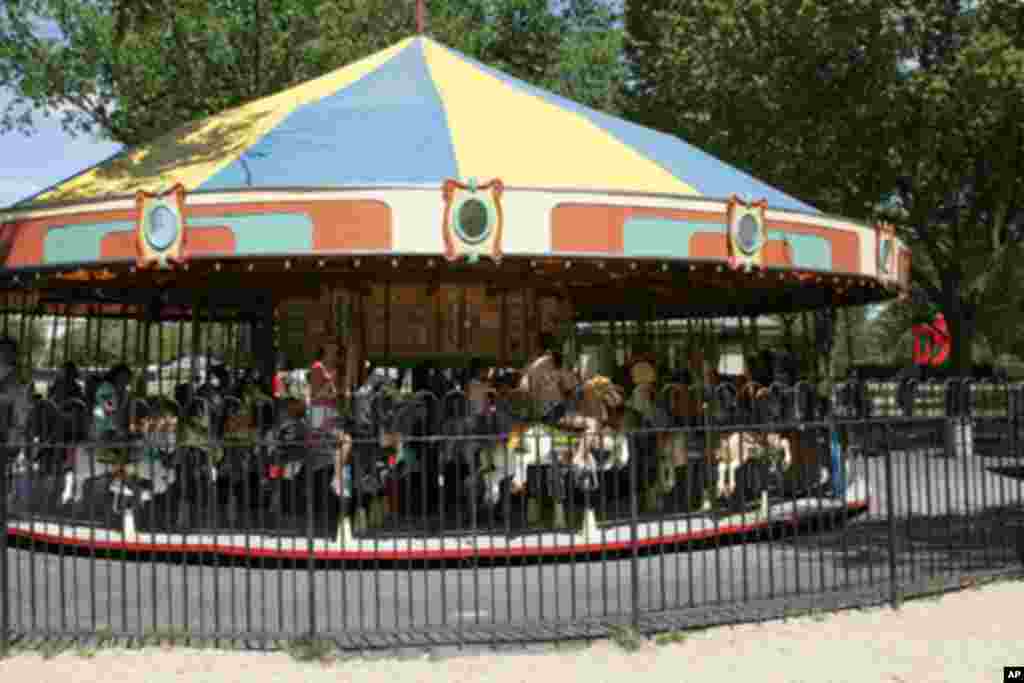 有人在游乐园游玩