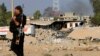 Arhiva - Kurdski pešmerga borac prolazi pored kuće uništene u američkom raketnom udaru u Zumaru, Irak, nedaleko od Mosula, 15. septembra 2014. Najmanje pet raketa ispaljeno je i Zumara ka bazi SAD u Siriji, 21. aprila 2024.