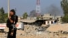 ARCHIVO - Combatiente peshmerga camina en área destruida por ataques aéreos estadounidenses en Zummar, Irak, cerca de Mosul, el 15 de septiembre de 2014. Unos cinco cohetes fueron lanzados desde Zummar hacia una base militar estadounidense en Siria el 21 de abril de 2024.