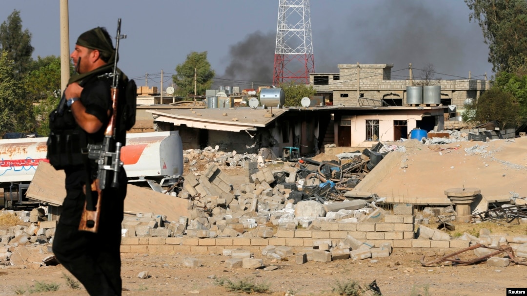 Arhiva - Kurdski pešmerga borac prolazi pored kuće uništene u američkom raketnom udaru u Zumaru, Irak, nedaleko od Mosula, 15. septembra 2014. Najmanje pet raketa ispaljeno je i Zumara ka bazi SAD u Siriji, 21. aprila 2024.