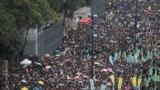 تظاهرات دوباره هنگ کنگ - یک هفته پیش آنها به لایحه استرداد مجرمان به چین معترض بودند. دولت هنگ کنگ تحت فشار بررسی این لایحه را کنار گذاشت اما حالا معترضان می گویند باید رئیس اجرایی هنگ کنگ کنار برود.&nbsp;