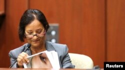 La médico forense Valerie Rao fue requerida por el fiscal para que testificara sobre las lesiones de Zimmerman la noche de la muerte del joven negro.