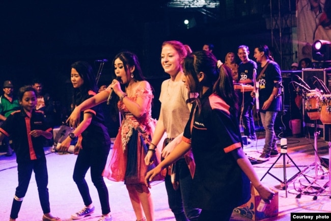 Andrea Decker bergabung bersama para artis dangdut di atas pentas (foto: courtesy).