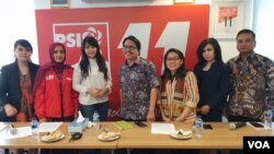 Dari ki-ka: Caleg PSI Imelda B, Jubir PSI bidang Perempuan Dara Adinda, Korban "RA", Koordinator KPKS Ade Armando, Aktivis LBH Ratna B, Tim Pengacara dalam Diskusi Publik "Melawan Predator Seks" di Kantor DPP PSI Jakarta, Selasa (8/1) (Foto: VOA/Ghita).