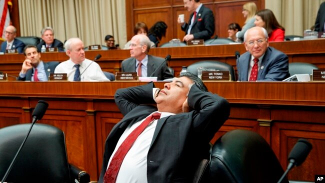 Después de trabajar durante la noche, el miembro del Comité de Comercio y Energía de la Cámara de Representantes, Tony Cárdenas, se extiende mientras los miembros del comité discuten los detalles del proyecto de ley de reemplazo "Obamacare" el jueves 9 de marzo de 2017.