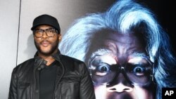 Tyler Perry, sutradara film "BOO! A Madea Halloween" tiba di pemutaran perdana film tersebut di ArchLight Cinerama Dome di Los Angeles,