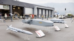 FILE - Beberapa rudal termasuk rudal jelajah serang presisi peluncuran jarak jauh Taurus (ke-2 dari kiri) dipamerkan di ajang "Airpower 24" di Zeltweg, Austria, 6 September 2024.