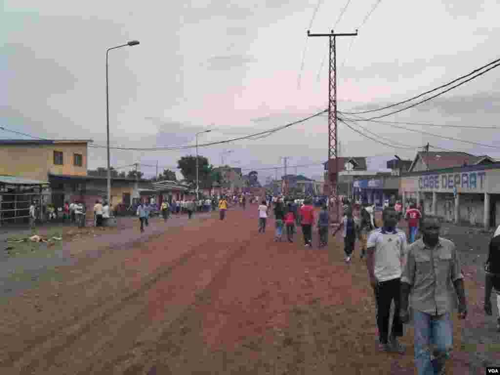 People walk the streets of Goma, DRC during a lull in the fighting, November 20, 2012. (VOA 100 Citoyens journalistes de RD Congo)