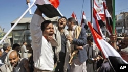 Supporters of the Yemeni government react during clashes with anti-government demonstrators, in Sanaa, Yemen, February 17, 2011