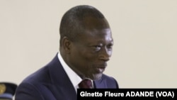  Patrice Talon recevant le rapport des mains du président de la commission, le ministre de la justice Joseph Djogbenou.