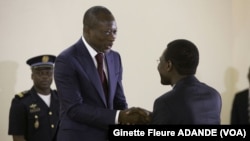  Patrice Talon recevant le rapport des mains du président de la commission, le ministre de la justice Joseph Djogbenou.