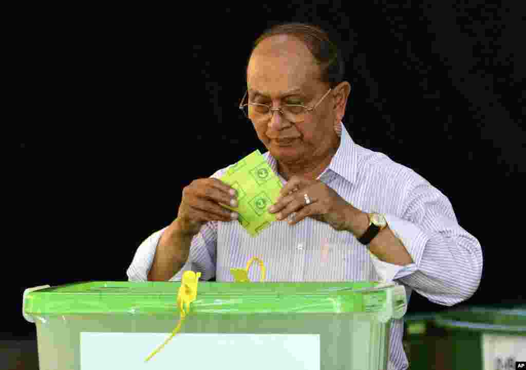 Presiden Myanmar Thein Sein memberikan suaranya di Naypyitaw, 8 November 2015.