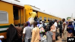 FILE - Passengers rush to board train enroute Lagos-Kano at Mokwa Station on February 8, 2013.