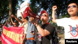 Protesters chant slogans during an anti-China protest in front of the Chinese embassy in Hanoi, Vietnam, May 13, 2014.