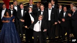 Peter Farrelly, center, and the cast and crew of "Green Book" accept the award for best picture at the Oscars on Sunday, Feb. 24, 2019, at the Dolby Theatre in Los Angeles. (Photo by Chris Pizzello/Invision/AP)