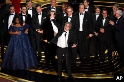 Peter Farrelly, center, and the cast and crew of "Green Book" accept the award for best picture at the Oscars on Sunday, Feb. 24, 2019, at the Dolby Theatre in Los Angeles. (Photo by Chris Pizzello/Invision/AP)