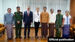 အမေရိကန်နိုင်ငံခြားရေးဝန်ကြီးဌာန အကြံပေးပုဂ္ဂိုလ် ခရစ္စတီး ကင်န်နီ နှင့် သံအမတ်ကြီး မာစီရယ်လ်တို့သည် ရန်ကုန်တိုင်းဒေသကြီး ဝန်ကြီးချုပ် ဦးဖြိုးမင်းသိန်းနှင့် တွေ့ဆုံခဲ့ (U.S. Embassy Rangoon)