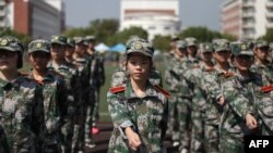 资料照：中国江苏省扬州市女大学新生参加军训。（2018年9月4日）