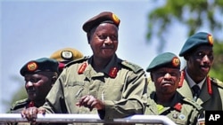 Rais Yoweri Museveni wa Uganda akitabasamu alipokuwa akikagua gwaride la heshima huko Soroti, wakati wa sherehe za kuadhimisha miaka 30 ya jeshi la wananchi wa Uganda, ambalo awali lilikuwa likijulikana kama National Resistance Army.