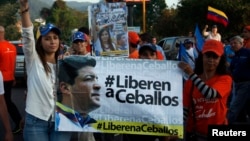 Patricia de Ceballos (izquierda), durante una manifestación pidiendo la liberación de su esposo en 2014.