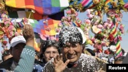 Morales fue recibido con festejos en Tomave, cerca del salar de Uyuni, a donde llegó a inaugurar una autopista.