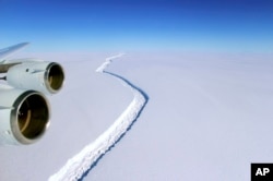 تصویر هوایی ناسا شکافی بر روی یخ‌تاق لارسن در قطب جنوب را در سال ۲۰۱۶ نشان می‌دهد. یک سال بعد در سال ۲۰۱۷ دانشمندان از جدا شدن کوه یخ «ای۶۸» خبر دادند.