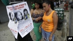 La policía colocó carteles con el rostro de la niña y ofreció una recompensa de $12 mil dólares por alguna pista sobre el caso.
