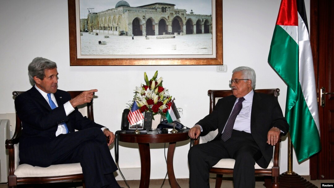 Presiden Palestina Mahmoud Abbas (kanan) menerima kunjungan Menlu AS John Kerry di Ramallah, Tepi Barat hari Minggu (7/4).