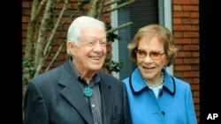 En esta imagen tomada de un video, el expresidente Jimmy Carter y la ex primera dama Rosalynn Carter son vistos durante la segunda noche de la Convención Nacional Demócrata el martes 18 de agosto de 2020.