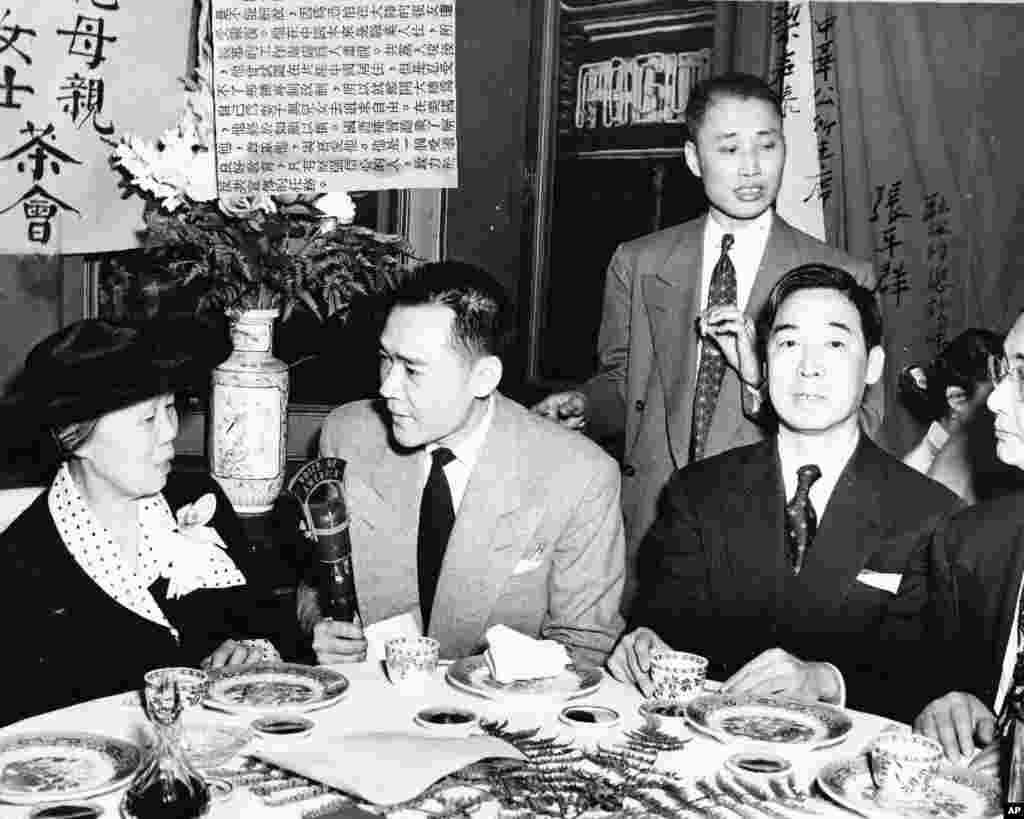 老照片回顾：美国之音中文广播70年